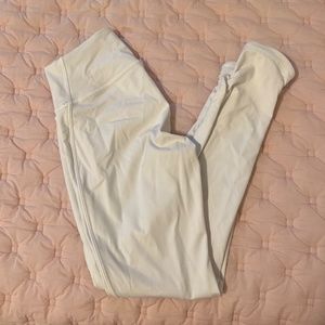 White lululemon capri pant